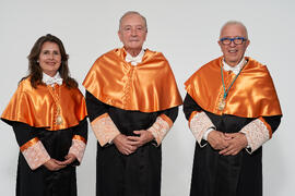 Retrato de Ana José Cisneros, José Sánchez Maldonado y Jorge Martínez-Vázquez previo a su investidura como Doctor "Honoris Causa" por la Universidad de Málaga. Edificio del Rectorado. Julio de 2025