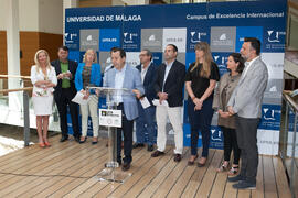 José Luis Ruiz Espejo da lectura al manifiesto "Voces contra la homofobia". Rectorado. Mayo 2015