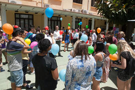 Suelta de globos en la fiesta del Día del Español. Centro Internacional de Español de la Universidad de Málaga. Junio de 2016