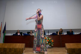 Actuación de Annya. Graduación y clausura del curso del Aula de Mayores de la Universidad de Málaga. Paraninfo. Junio de 2017