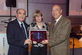 Entrega de placa en agradecimiento a Rafael Bravo. Cena del 3º Congreso Internacional de Actividad Físico-Deportiva para Mayores de la Universidad de Málaga. Hotel Barceló Málaga. Marzo de 2009