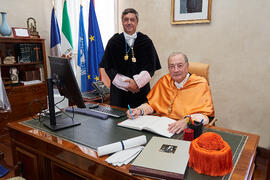 Firma del libro de honor. Investidura de Jorge Martínez-Vázquez como Doctor "Honoris Causa" por la Universidad de Málaga. Edificio del Rectorado. Julio de 2025