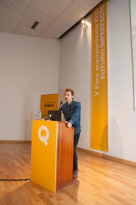 Carles Enrich Giménez. Presentación del proyecto "Nuevo acceso al centro histórico de Gironella". V Foro Arquia/Próxima 2016: Futuro Imperfecto. Paraninfo. Octubre de 2016