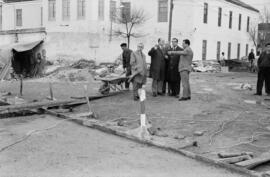 El alcalde Francisco García Grana y otras personalidades en obras del Ayuntamiento. Málaga. Febrero de 1963
