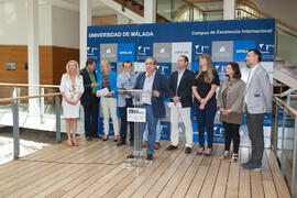 José Ángel Narváez da lectura al manifiesto "Voces contra la homofobia". Rectorado. Mayo 2015