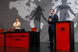 Víctor Fernando Muñoz presenta la conferencia de Dong Sung Cho. Jornada de celebración del Décimo Aniversario de colaboración de la Universidad de Málaga y la Universidad Nacional de Incheon. Complejo de Estudios Sociales y Comercio. Octubre de 2019