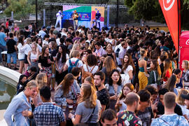 Actuación del grupo musical "Who Killed the DJ". Welcome to UMA. Bienvenida a los alumnos de intercambio internacional de la Universidad de Málaga. Jardín botánico. Octubre de 2019