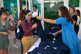 Reparto de camisetas. III Encuentro de Bienvenida para los participantes del "Buddy Program". Jardín Botánico. Octubre de 2019