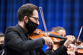 Violinista. Concierto de Bandas Sonoras de la 31 edición de Fancine de la Universidad de Málaga. Auditorio de la Escuela Técnica de Ingeniería de Telecomunicaciones e Informática. Noviembre de 2021