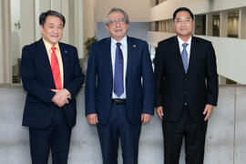 Dong Sung Cho, José Ángel Narváez y Hong-Jo Chun. Celebración del décimo Aniversario de la colaboración de la Universidad de Málaga y la Universidad Nacional de Incheon. Complejo de Estudios Sociales y Comercio. Octubre de 2019