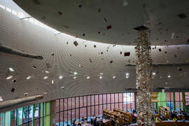 Biblioteca General con la instalación "Biblioteca de Babel XIII", de José Ignacio Díaz de Rábago. Campus de Teatinos. Enero de 2018