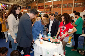 Visita a un stand. Inauguración de las Jornadas de Puertas Abiertas de la Universidad de Málaga. Complejo Polideportivo Universitario. Abril de 2015