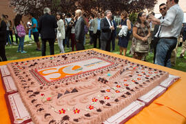 Tarta conmemorativa del 50 Aniversario de la Facultad de Económicas. Facultad de Ciencias Económicas y Empresariales. Octubre de 2015