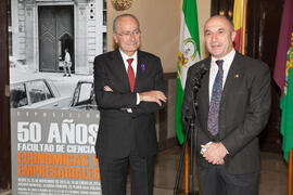 Francisco de la Torre y Eugenio José Luque en la inauguración de la exposición "Málaga, 50 años de la Facultad de Económicas" en el Archivo Municipal. Archivo Municipal. Noviembre de 2015