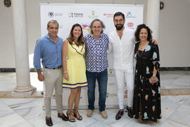 Manu Sánchez y Selu García Cosío con autoridades. Curso "30 años de Carnaval de Cádiz, máximo exponente del humor crítico" . Cursos de Verano de la Universidad de Málaga. Vélez-Málaga. Julio de 2019