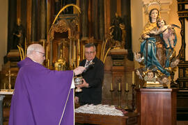 Bendición de medallas de la Cofradía de los Estudiantes. Misa de Lunes Santo. Iglesia de San Agustín. Abril de 2017