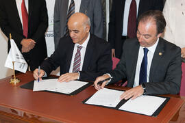 Hamid AL-Haimiy y Pedro Farias en la firma del convenio con la Universidad de Sharjah, Emiratos Árabes. Edificio del Rectorado. Noviembre de 2015