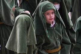 Niña de penitente en el acto de la Hermandad de los Estudiantes en la Catedral. Plaza del Obispo, Málaga. Abril de 2022