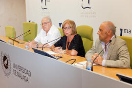 Firma del convenio por la donación de Eugenio Chicano a la Universidad de su colección de fotografías. Rectorado. Septiembre de 2014