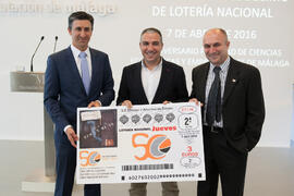 Miguel Ángel Conejo, Elías Bendodo y Eugenio José Luque en la presentación del décimo de lotería conmemorativo del 50 Aniversario de la Facultad de Económicas. Diputación Provincial de Málaga.Facultad de Ciencias Económicas y Empresariales. Abril de 2016