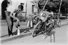 Málaga. Lechero por las calles de la ciudad. Agosto de 1963