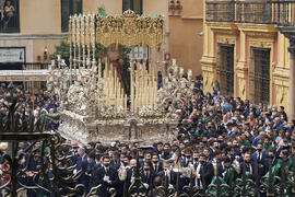 Trono de Nuestra Señora de Gracia y Esperanza. Acto de la Hermandad de los Estudiantes en la Catedral. Plaza del Obispo, Málaga. Abril de 2022
