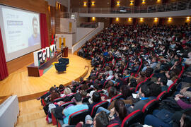 Rosario Gutiérrez Pérez presenta la conferencia "Dialogando", con César Bona. Facultad de Derecho. Enero de 2017