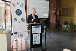 Gregorio García Reche presenta la exposición bibliográfica "La Biblioteca Universitaria y el Turismo Sostenible en Málaga". Biblioteca General. Abril de 2017