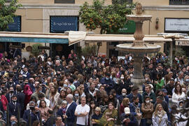 Público asistente al acto de la Hermandad de los Estudiantes en la Catedral. Plaza del Obispo, Málaga. Abril de 2022