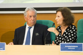Guadalupe Fernández Ariza presenta a Mario Vargas Llosa. Curso "La ciudad como arquetipo. Literatura, historia y arte. Europa y América". Edificio del Rectorado. Septiembre de 2018