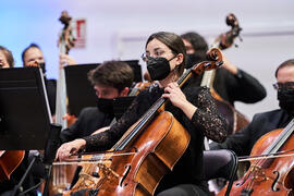 Violonchelista. Concierto de Bandas Sonoras de la 31 edición de Fancine de la Universidad de Málaga. Auditorio de la Escuela Técnica de Ingeniería de Telecomunicaciones e Informática. Noviembre de 2021