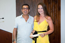Carlos Javier Duarte con una alumna en su graduación. Centro Internacional de Español. Julio de 2014