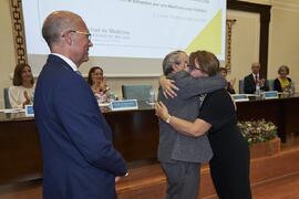 Entrega de la Medalla de Oro de la Facultad de Medicina de la Universidad de Málaga a Yolanda García Calvente en la celebración de su 50 Aniversario. Facultad de Medicina. Octubre de 2022