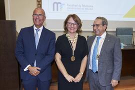 Entrega de la Medalla de Oro de la Facultad de Medicina de la Universidad de Málaga a Yolanda García Calvente en la celebración de su 50 Aniversario. Facultad de Medicina. Octubre de 2022