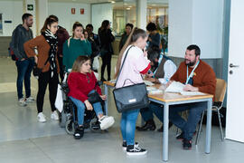 Entrega de acreditaciones. "Dialogando" con Ousman Umar. Facultad de Estudios Sociales y del Trabajo. Marzo de 2020