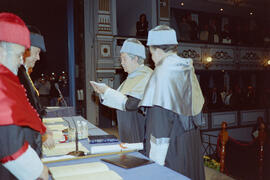 Investidura como Doctor "Honoris Causa" de D. Manuel Alcántara por la Universidad de Málaga. Teatro Cervantes. Noviembre de 2000