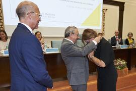 Entrega de la Medalla de Oro de la Facultad de Medicina de la Universidad de Málaga a Yolanda García Calvente en la celebración de su 50 Aniversario. Facultad de Medicina. Octubre de 2022