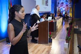 Intérprete de signos. Apertura del Curso Académico 2024/2025 de la Universidad de Málaga. Paraninfo. Septiembre de 2024