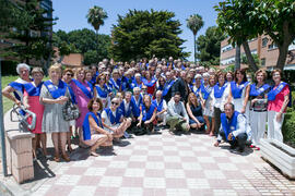 Foto de grupo tras la graduación y clausura del curso del Aula de Mayores de la Universidad de Málaga. Paraninfo. Junio de 2017