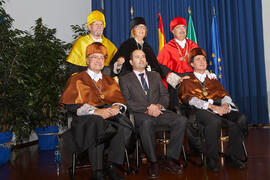 Foto de grupo tras el Acto Conmemorativo de los 40 años de la Universidad de Málaga. Escuela Técnica Superior de Ingeniería Informática. Diciembre de 2012
