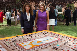 Macarena Parrado y Sandra Campos junto a la tarta conmemorativa del 50 Aniversario de la Facultad de Económicas. Facultad de Ciencias Económicas y Empresariales. Octubre de 2015
