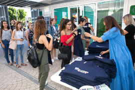 Reparto de camisetas. III Encuentro de Bienvenida para los participantes del "Buddy Program". Jardín Botánico. Octubre de 2019