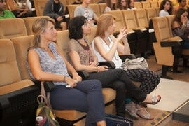 Sandra Campos, María del Mar Díaz e Isabel María Abad asisten al acto de bienvenida al alumnado de primer curso de Económicas. Paraninfo. Septiembre de 2015