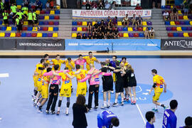 La selección española celebra su victoria. Partido España - Japón. Categoría masculina. Campeonato del Mundo Universitario de Balonmano. Antequera. Julio de 2016