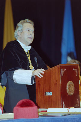 Investidura como Doctor "Honoris Causa" de D. Manuel Alcántara por la Universidad de Málaga. Teatro Cervantes. Noviembre de 2000