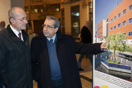 Francisco de la Torre y José Ángel Narváez en la inauguración de la exposición "La Universidad de Málaga del Siglo XXI".  Calle Larios. Enero de 2017