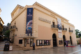 Exteriores del cine. Gala de Clausura de la 30 edición de Fancine de la Universidad de Málaga. Cine Albéniz. Noviembre de 2020