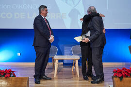 Entrega a Francisco de la Torre de la distinción "Oikonomos" de la Facultad de Ciencias Económicas y Empresariales de la Universidad de Málaga. Paraninfo. Diciembre de 2024