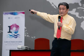 Conferencia de Dong Sung Cho. Jornada de celebración del Décimo Aniversario de colaboración de la Universidad de Málaga y la Universidad Nacional de Incheon. Complejo de Estudios Sociales y Comercio. Octubre de 2019