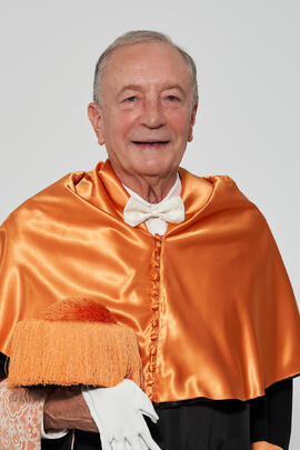 Retrato de Jorge Martínez-Vázquez previo a su investidura como Doctor "Honoris Causa" por la Universidad de Málaga. Edificio del Rectorado. Julio de 2025